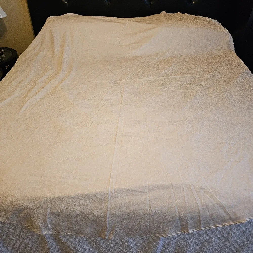 WATERFORD Ivory Floral Tablecloth Round 70